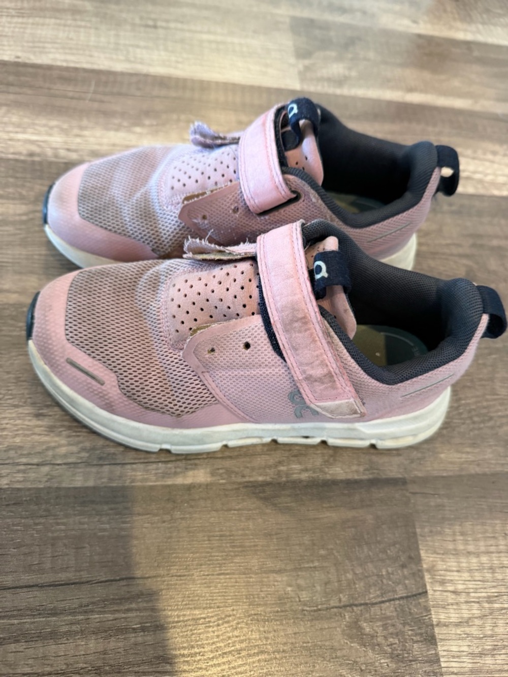 On Cloud Kids Girls Pink Athletic Sneakers Velcro size 13 - Picture 3 of 10